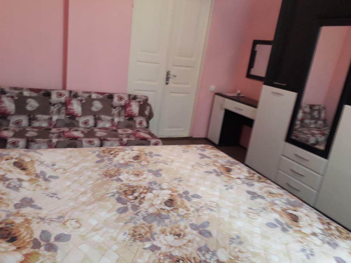 Homestay Izolda Batumi Exterior photo
